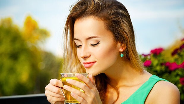 giovane donna che beve tè verde