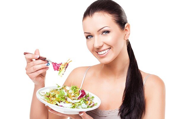 donna che mangia insalata