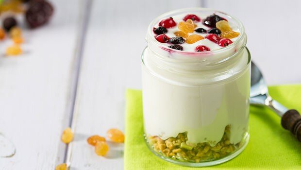yogurt greco con frutti di bosco e noci