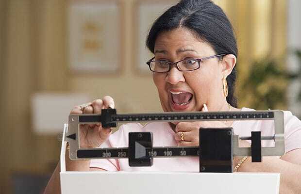 Donna in sovrappeso sulla scala di perdita di peso